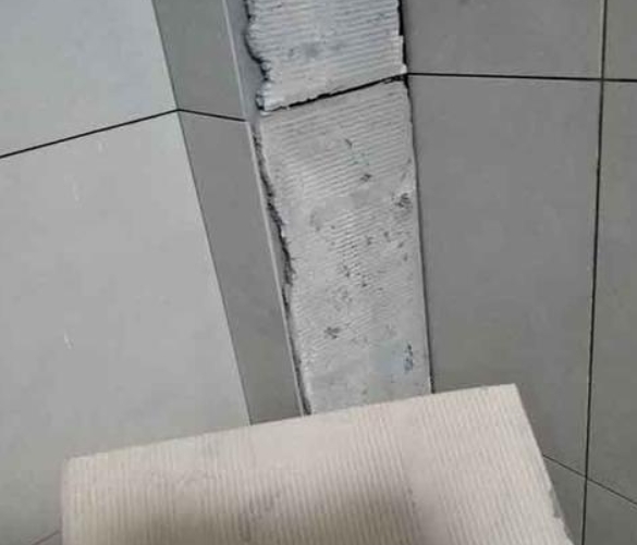 温泉瓷砖空鼓维修公司分享下厨房瓷砖脱落的补救措施。